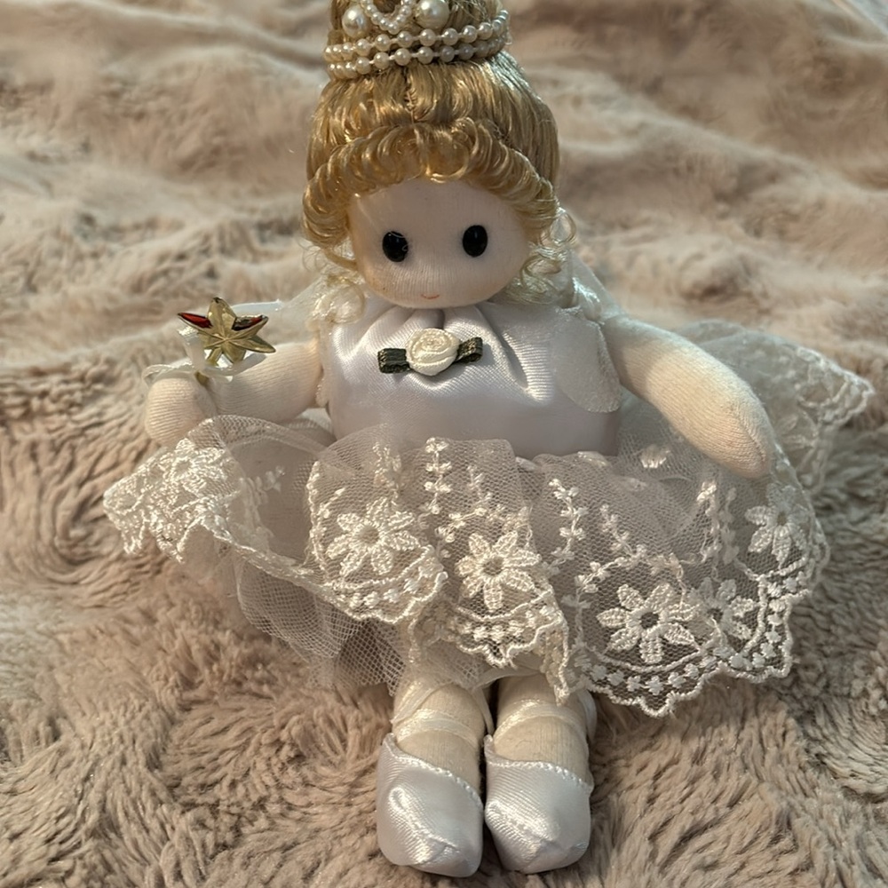 Sitting winde up ballerina. Plays Swan Lake